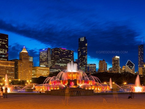 Buckingham Fountain The Buckingham Fountain is a major tourist attraction located in Chicago, USA; it was inaugurated in 1927, for a construction cost of $ 750,000. What&...
